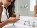 Serum do włosów: spłukiwać czy nie? Poznaj prawdę i sekrety aplikacji