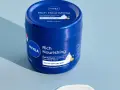 Krem Nivea na tatuaż? Eksperci radzą, czego unikać.