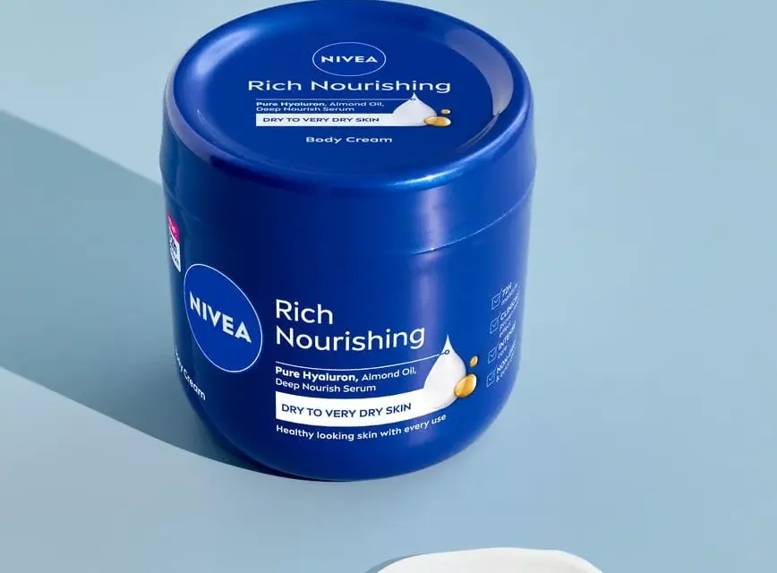 Krem Nivea na tatuaż? Eksperci radzą, czego unikać.
