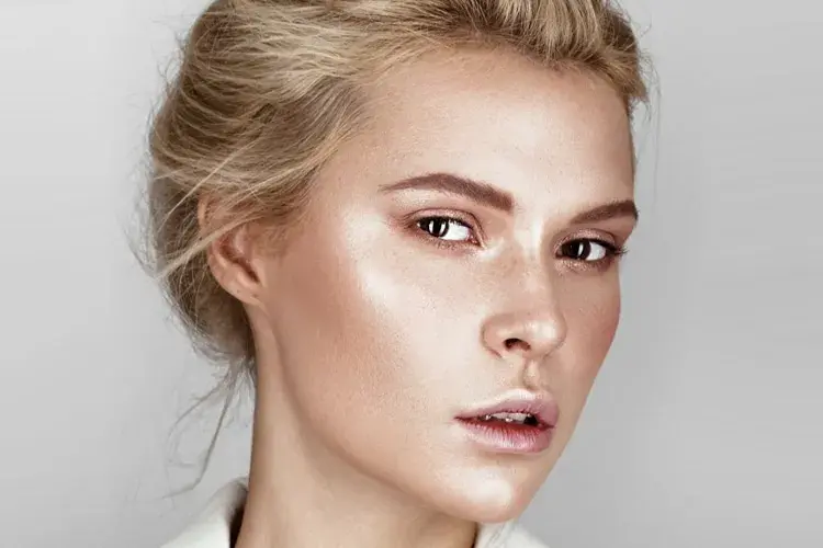 Rozświetlacz do jasnej cery: Jaki wybrać? Porady i TOP produkty