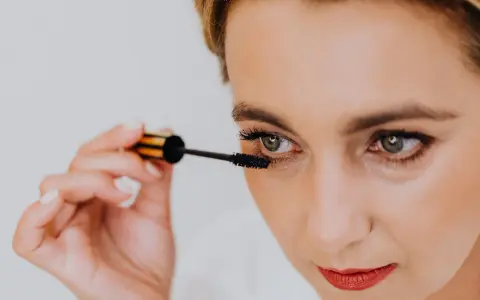 Lifting czy laminacja rzęs? Kluczowe różnice i wybór