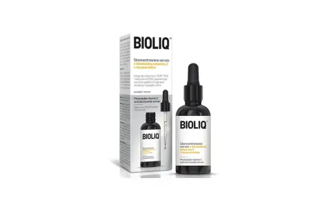Butelka z czarnym pipetą i opakowanie z serum Bioliq z witaminą C i niacynamidem.