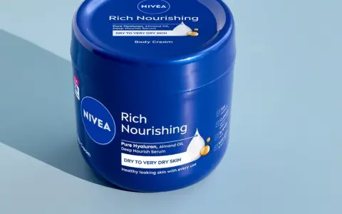 Krem Nivea na tatuaż? Eksperci radzą, czego unikać.