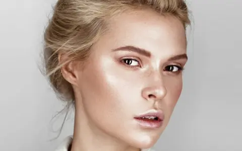 Rozświetlacz do jasnej cery: Jaki wybrać? Porady i TOP produkty