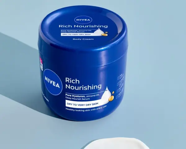 Krem Nivea na tatuaż? Eksperci radzą, czego unikać.