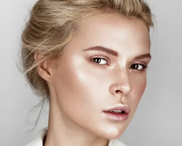 Rozświetlacz do jasnej cery: Jaki wybrać? Porady i TOP produkty