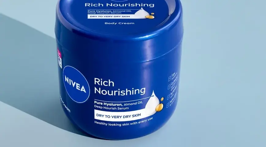 Krem Nivea na tatuaż? Eksperci radzą, czego unikać.