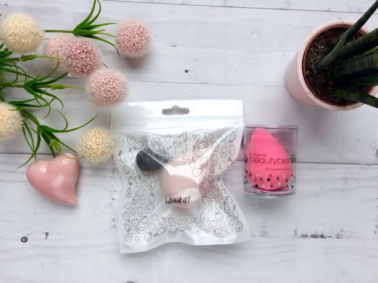 por&oacute;wnanie gąbek do makijażu beautyblender blend it real techniques